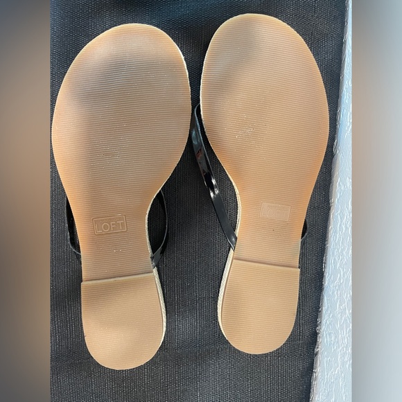 Ann Taylor Loft Sandals Black Patent Bow Thongs Size 7 Women's - Picture 2 of 4